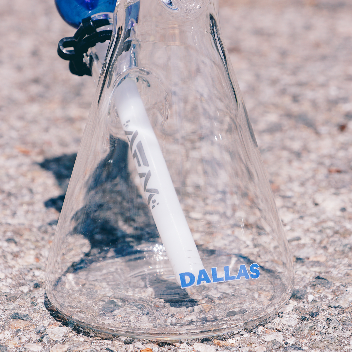 18" Dallas Football 5mm Beaker Bong Bundle