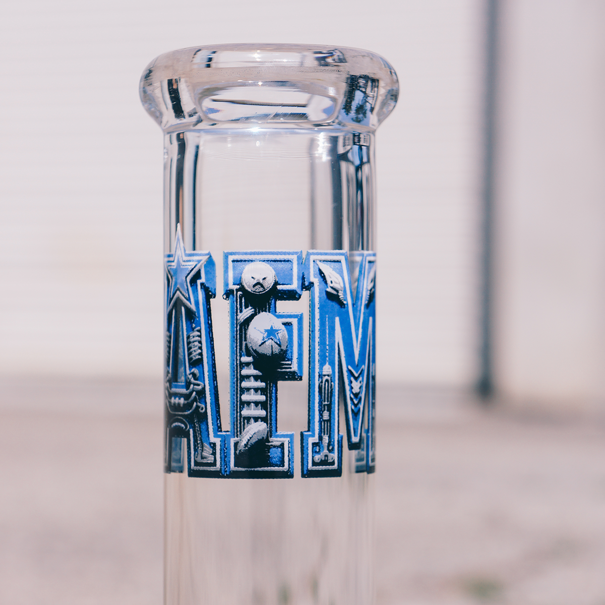 18" Dallas Football 5mm Beaker Bong Bundle